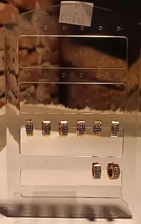 Zdjęcie z oficjalnego zgłoszenia: Groove earrings with rhinestones in the shape of a circle, gold Kolczyki — ryzyko: Chemiczne