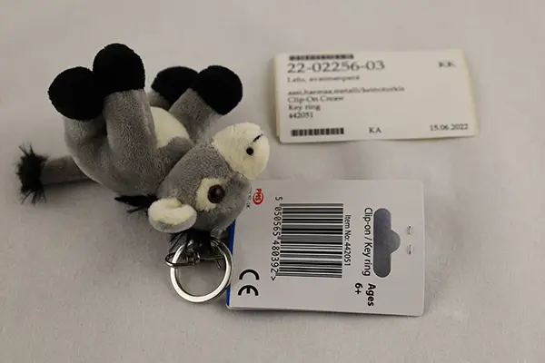 Foto aus der offiziellen Meldung: Clip-On Crew Key ring Plüschspielzeug — Risiko: Ersticken