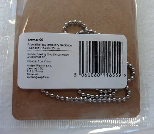 Foto aus der offiziellen Meldung: JEWELLERY Aromatherapy jewellery Necklace Cat and Flowers 25 mm – AromaJ - 06 Halskette — Risiko: Chemikalie