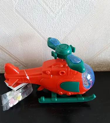 Foto do aviso oficial: FLASH SANTA HELICOPTER Helicóptero de brinquedo com doces — risco: Engasgamento & Ferimentos