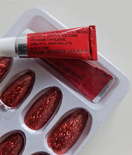 Foto dell’avviso ufficiale: BMC Painted nails Chiodi falsi con colla — rischio: Rischio chimico
