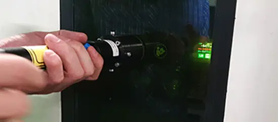 Foto uit de officiële melding: Ermaksan FIBERMAK G FORCE, Momentum Gen-3 Vezel-laser snijmachine — risico: Aantasting van het gezichtsvermogen
