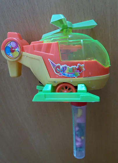 Foto do aviso oficial: CandyToys Copter apache Helicóptero de brinquedo com doces — risco: Engasgamento & Ferimentos