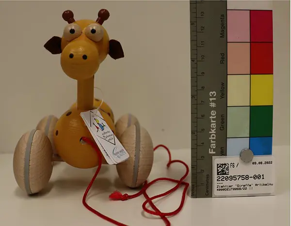 Foto aus der offiziellen Meldung: Pull-along Giraffe Pull-along Spielzeug — Risiko: Ersticken