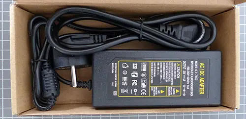 Foto aus der offiziellen Meldung: AveyLum AC/DC adapter AC/DC power supply mains adapter 24V 6A Stromversorgung — Risiko: Elektrischer Schlag & Feuer