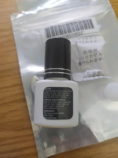 Foto aus der offiziellen Meldung: SL Super Bond Black fast drying eyelash adhesive Wimpernkleber — Risiko: Chemikalie