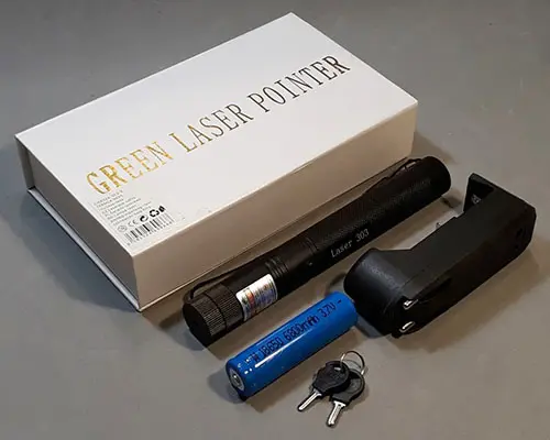 Foto aus der offiziellen Meldung: GREEN LASER POINTER/Lézerfény Laserpointer — Risiko: Sehschaden & Elektrischer Schlag