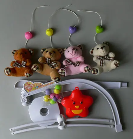 Photo from the official notice: Heng Run Toys Happy Shaking Bell / Zenélő játék kiságyra mobile musical toy — choking risk