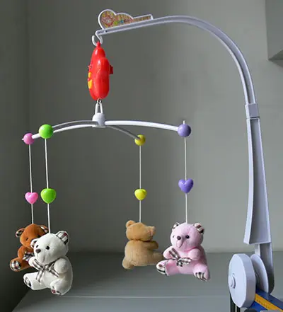 Photo from the official notice: Heng Run Toys Happy Shaking Bell / Zenélő játék kiságyra mobile musical toy — choking risk