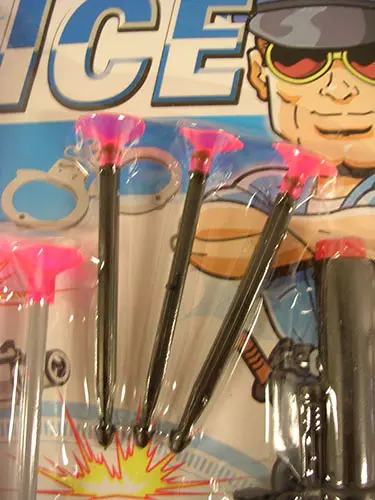 Photo de l’avis officiel: Police Jeu de pistolet à jouet — risque: Risque chimique & Étouffement