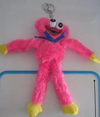 Foto aus der offiziellen Meldung: Huggy Wuggy monster key-rings Huggy Wuggy monster soft toys Weiches Spielzeug — Risiko: Ersticken