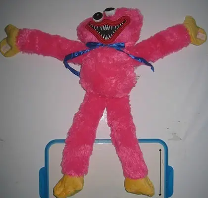 Foto aus der offiziellen Meldung: Huggy Wuggy monster key-rings Huggy Wuggy monster soft toys Weiches Spielzeug — Risiko: Ersticken
