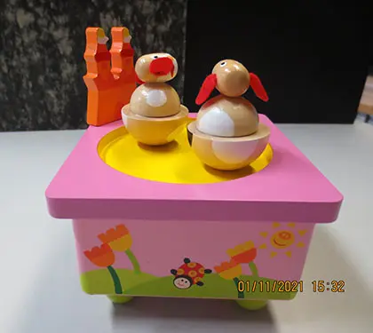 Foto aus der offiziellen Meldung: Musicbox Kingdom Music Box Dancing Dogs Spieluhr — Risiko: Ersticken
