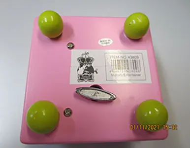 Foto aus der offiziellen Meldung: Musicbox Kingdom Music Box Dancing Dogs Spieluhr — Risiko: Ersticken