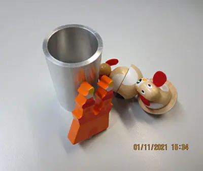 Foto aus der offiziellen Meldung: Musicbox Kingdom Music Box Dancing Dogs Spieluhr — Risiko: Ersticken