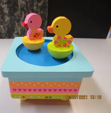 Foto do aviso oficial: Musicbox Kingdom Music Box Dancing Rubber Caixa de música — risco: Engasgamento