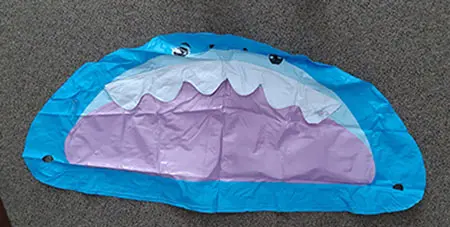 Foto aus der offiziellen Meldung: INFLATABLE AWNING BABY YACHT Aufblasbarer Babyschwimmschwimmer — Risiko: Ersticken