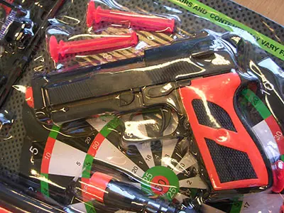 Foto dell’avviso ufficiale: LJ Gunplay Set di armi giocattolo — rischio: Rischio chimico & Ostruzione delle vie aeree