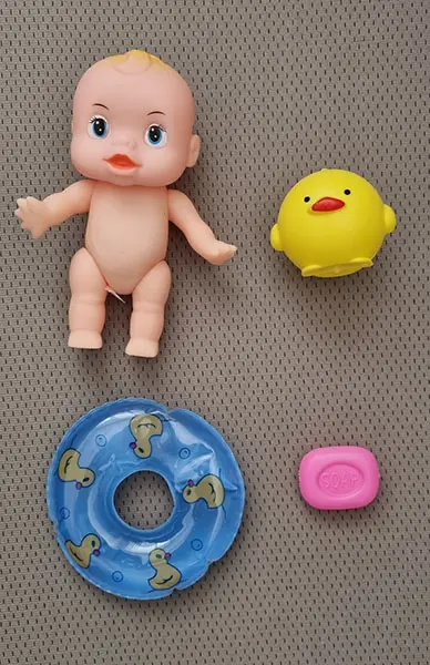 Foto do aviso oficial: Bath Tub Bath Tub Baby in a bath with accessories Boneca de plástico com acessórios — risco: Químico