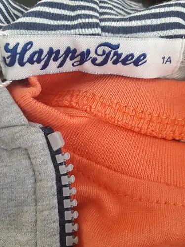 Foto uit de officiële melding: Happy Tree Baby’s kleding set — risico: Verwonding & Verwurging