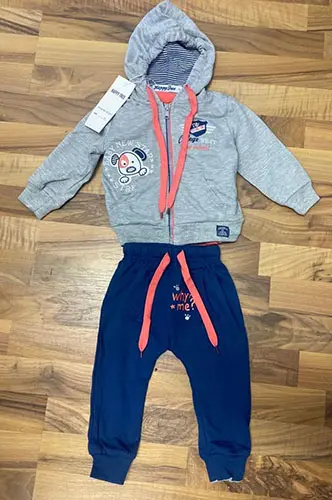 Foto uit de officiële melding: Happy Tree Baby’s kleding set — risico: Verwonding & Verwurging
