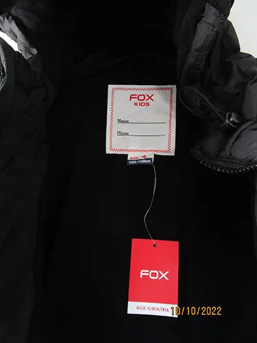 Foto do aviso oficial: Fox Kids, Blusão de chuva infantil com capuz — risco: Estrangulamento