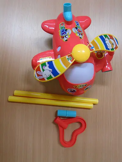 Foto aus der offiziellen Meldung: Hairum Plane / Samolot-pchacz Schieben Sie entlang Spielzeug — Risiko: Gehörschaden