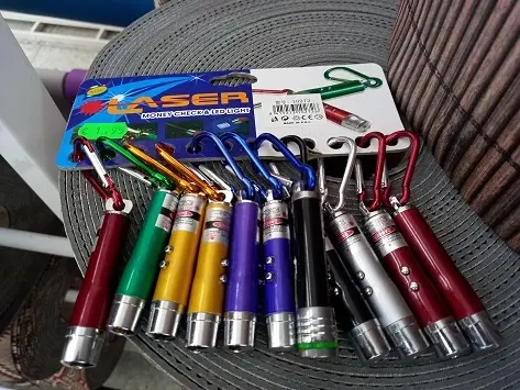 Foto aus der offiziellen Meldung: LASER MONEY CHECK &amp; LED LIGHT LASERPOINTER — Risiko: Sehschaden