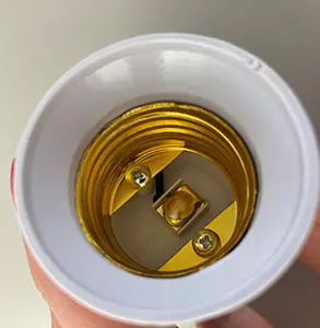 Foto aus der offiziellen Meldung: Lampensteckdose Adapter — Risiko: Elektrischer Schlag (INFO/00143/22)