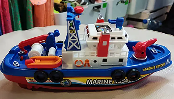 Foto dell’avviso ufficiale: Fire Boat Giocattolo di plastica — rischio: Rischio chimico & Scossa elettrica
