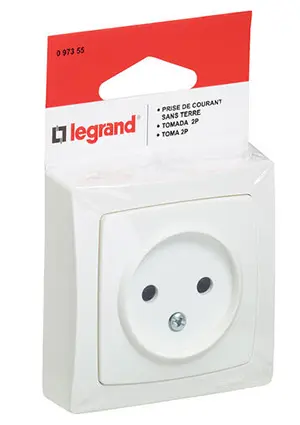 Photo from the official notice: Legrand Prise de courant sans terre electric socket — electric shock risk