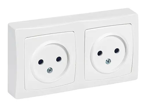 Photo from the official notice: Legrand Prise de courant sans terre electric socket — electric shock risk