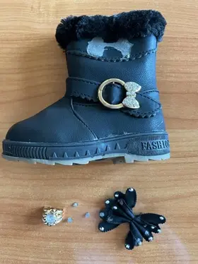 Foto aus der offiziellen Meldung: Fashion Kinderstiefel — Risiko: Ersticken
