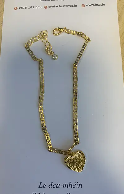 Foto dell’avviso ufficiale: Le dea-mhéin. With compliments Bracciale alla caviglia — rischio: Rischio chimico