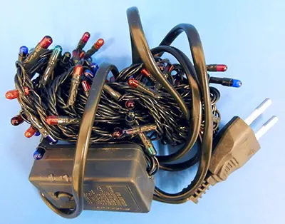 Photo from the official notice: BUON NATALE 100L lighting chain — burns & electric shock risk