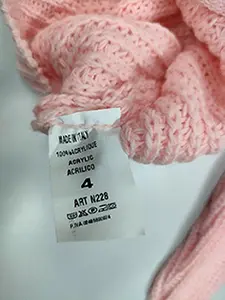 Foto aus der offiziellen Meldung: J&amp;J Kinderpullover — Risiko: Verletzungen & Strangulierung