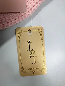 Foto aus der offiziellen Meldung: J&amp;J Kinderpullover — Risiko: Verletzungen & Strangulierung