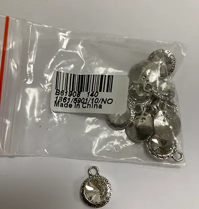 Photo de l’avis officiel: Silverfärgat hänge med transparent sten Pendentif — risque: Risque chimique