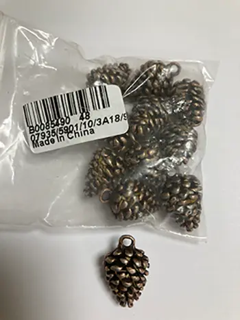 Photo de l’avis officiel: Hänge stor bronsfärgad kotte Pendentif — risque: Risque chimique