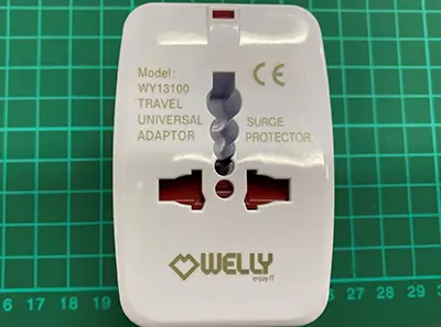 Foto aus der offiziellen Meldung: WELLY enjoy IT universal travel adaptor Reiseadapter — Risiko: Elektrischer Schlag