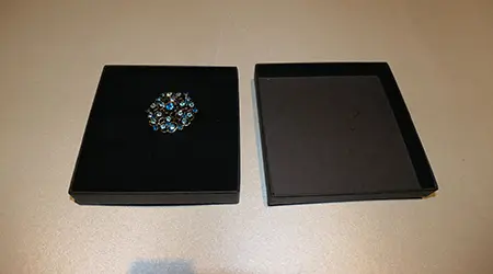 Photo from the official notice: Prinzessin zu Stolberg Beauty &amp; Accessoires Runde, Vintage Brosche" Blume" mit Kristallen (Türkis) brooch — chemical risk