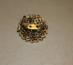 Photo from the official notice: Prinzessin zu Stolberg Beauty &amp; Accessoires Runde, Vintage Brosche" Blume" mit Kristallen (Türkis) brooch — chemical risk