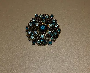 Photo from the official notice: Prinzessin zu Stolberg Beauty &amp; Accessoires Runde, Vintage Brosche" Blume" mit Kristallen (Türkis) brooch — chemical risk