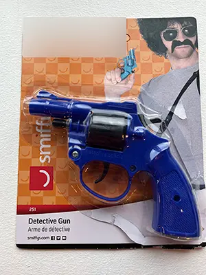 Foto uit de officiële melding: Smiffys DETECTIVES PLASTIC REVOLVER CAP GUN TOY Speelgoedgeweer — risico: Gehoorschade