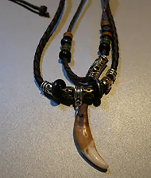 Photo from the official notice: AB Viking Crafts – Vikings Handgefertigtes Wikinger Ethno Lederhalsband mit Wolfszahn necklace with pendant — chemical risk