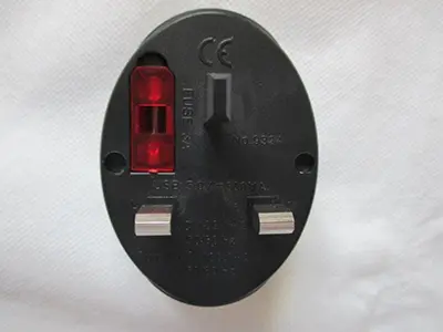 Foto do aviso oficial: Adaptador de viagem — risco: Choque elétrico (A12/00524/23)