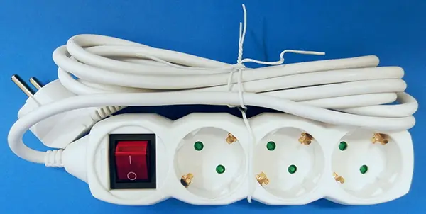 Foto do aviso oficial: WERTEX Extension  Cord / Hálózati elosztó Chumbo de extensão — risco: Queimaduras & Incêndio (A11/00037/23)