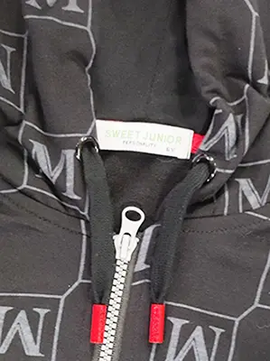 Foto aus der offiziellen Meldung: Sweet Junior SWEET  JUNIOR Kapuzenpullover — Risiko: Strangulierung