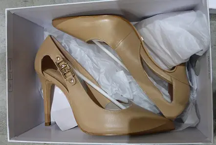 Photo de l’avis officiel: Guess Scarpe da donna Chaussures — risque: Risque chimique (A12/00753/23)