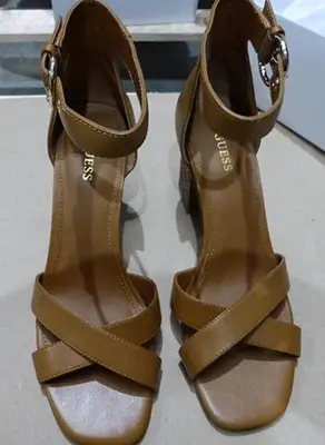 Photo de l’avis officiel: Guess Decoltè, sandali Chaussures d’été — risque: Risque chimique
